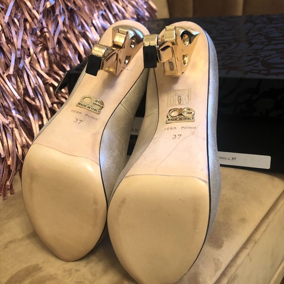 Aennis Eunis Calligraphy Gold Pumps - Picture 4 of 7